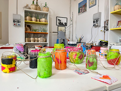 Molte lanterne colorate sono appoggiate in ordine sparso sopra un tavolo all’interno della sala in cui si sono svolti gli incontri di arteterapia all’interno del Museo del Vetro di Piegaro.